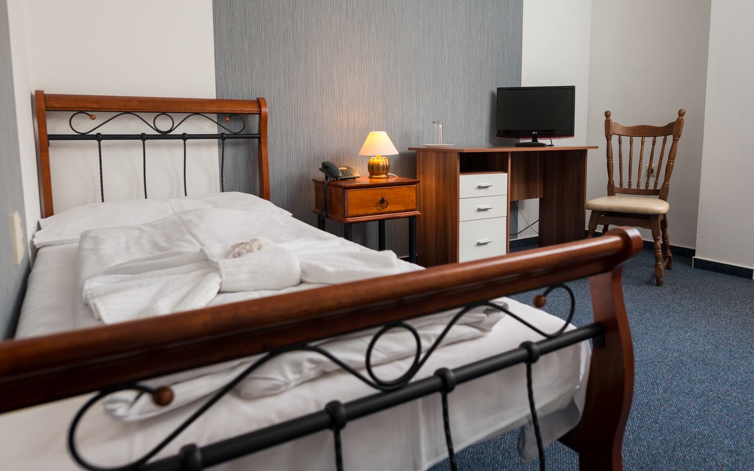 Hotel Diana ***, Hviezdoslavova 19, Nové Mesto nad Váhom 915 01, recepcia@hotel-diana.sk