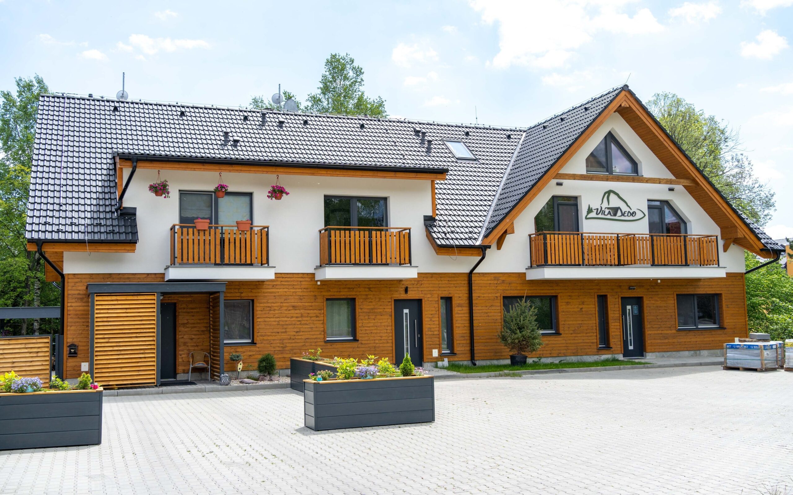 Ubytovanie/Pobyt: Vila Dedo ***, Tatranská Lomnica 14736, Vysoké Tatry 059 60, vilaborievka@gmail.com